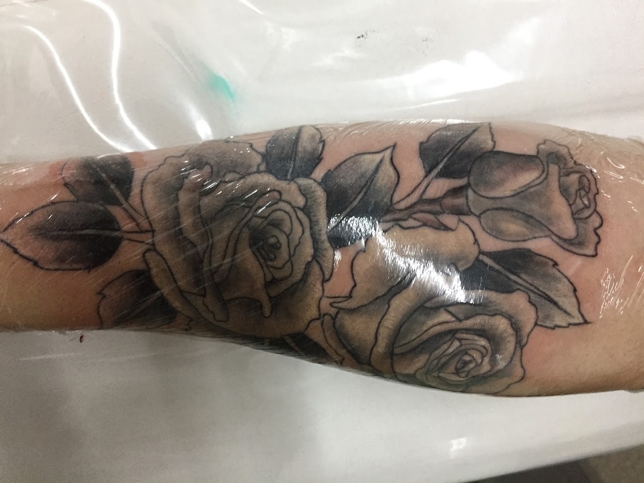 Tatuaje de rosas en blackwork y grises realizado en Kroon Ink