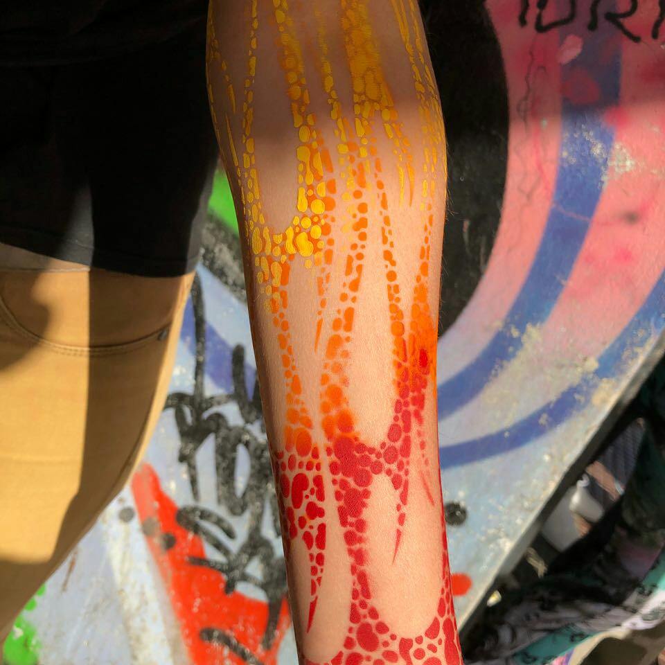 Trabajo de aerografía artística sobre brazo realizado en Kroon Ink