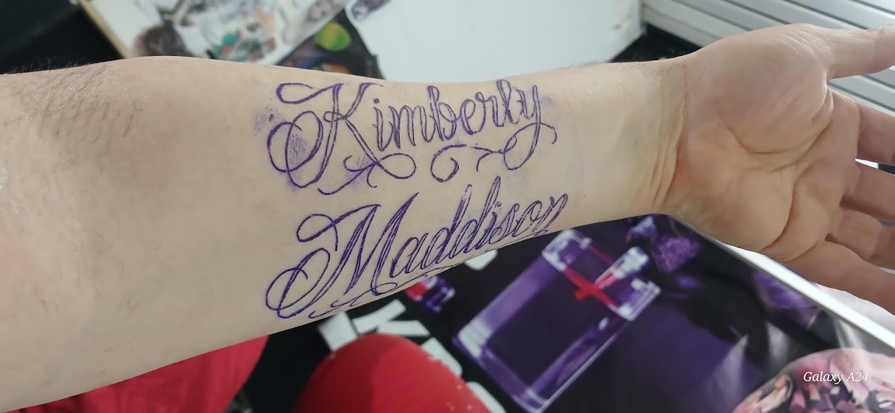 Tatuaje de lettering en proceso realizado en Kroon Ink